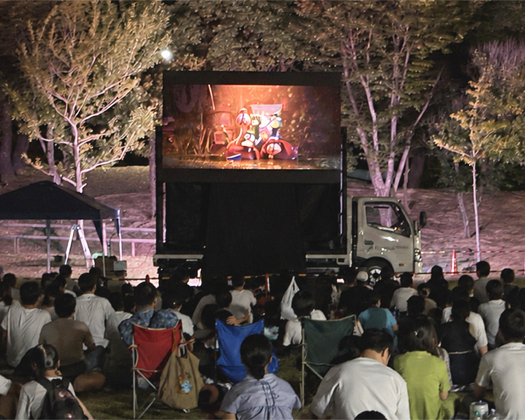 屋外映画祭にAIビジョントラックを活用！昼は協賛企業のPR、夜は屋外映画祭！